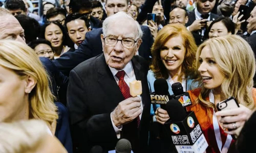 Γνωρίζει ο Warren Buffett κάτι που δεν ξέρουμε; Θεωρεί τις μετοχές παγκοσμίως φούσκα και δεν επενδύει